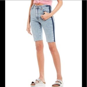 💕 Levi’s Denim Shorts 💕